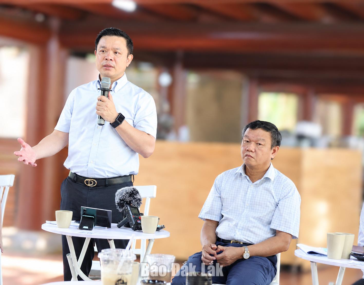 Dai bieu tham du_.webp